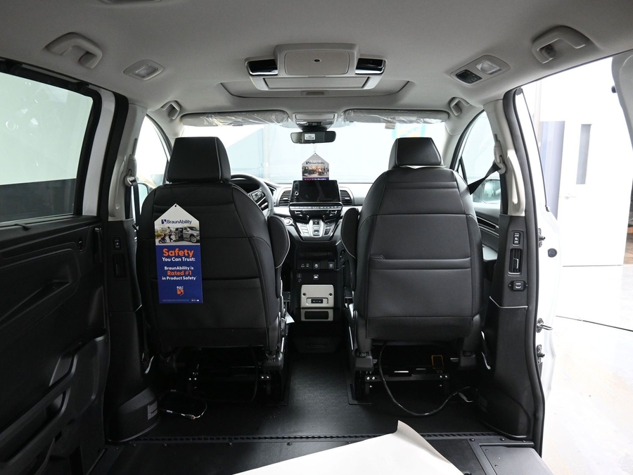 White Honda Odyssey image number 14