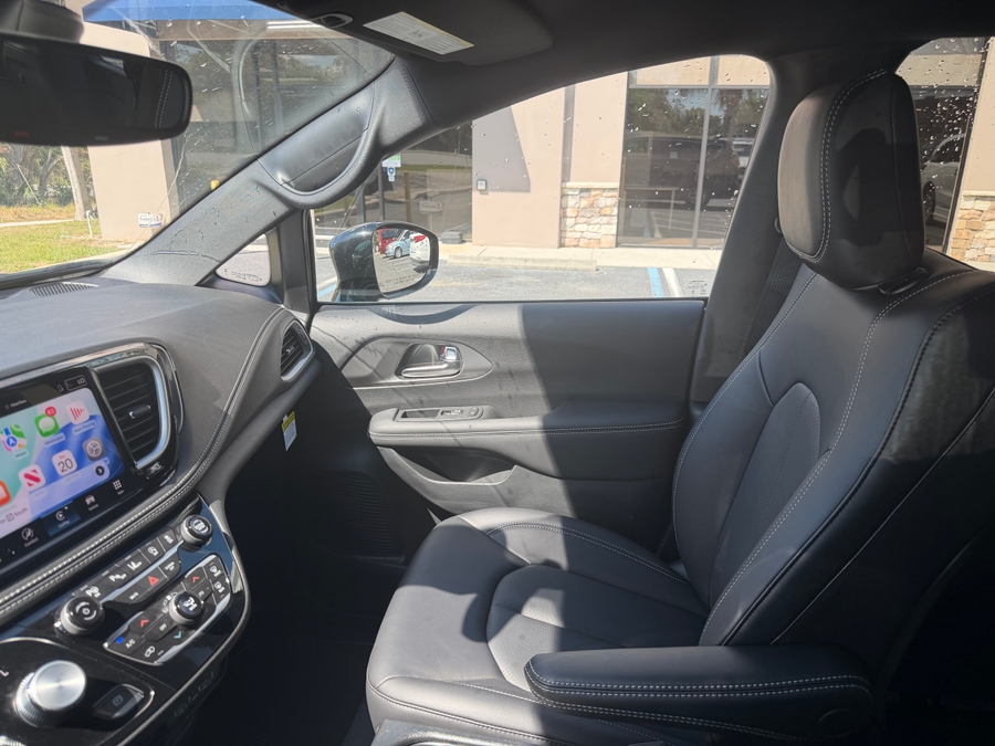 Black Chrysler Pacifica image number 9