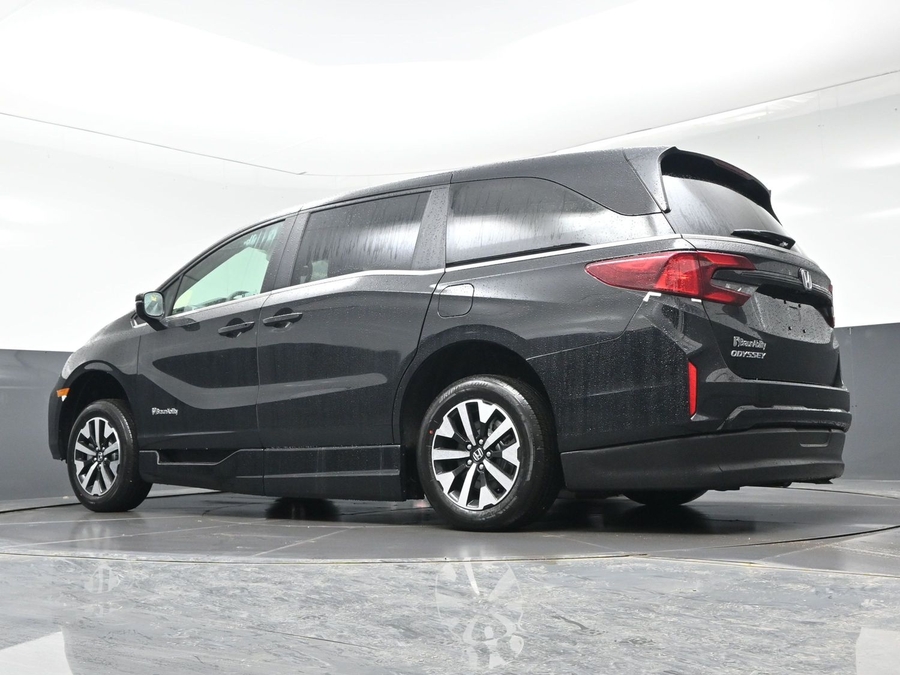 Black Honda Odyssey image number 17