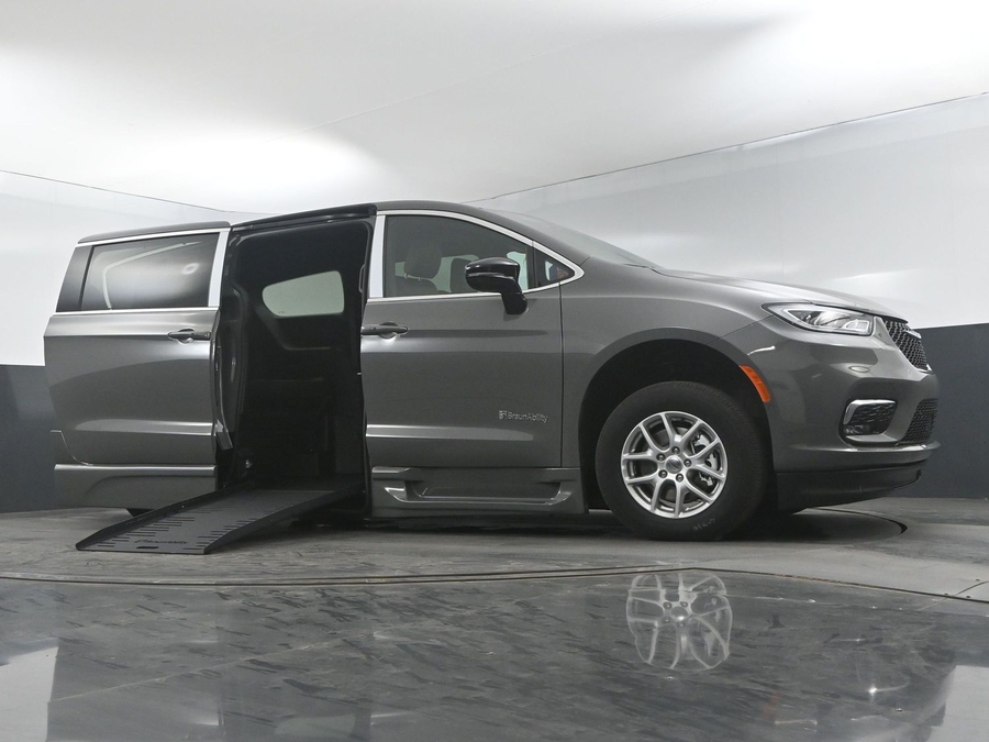 New 2025 Chrysler Pacifica Select Safety - BraunAbility Side Entry Entry Fold Out Automatic Ramp
