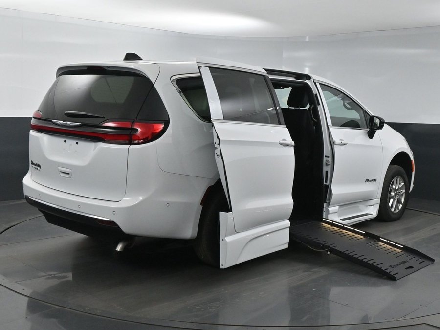 New 2025 Chrysler Pacifica Select Safety - BraunAbility Side Entry Entry Fold Out Automatic Ramp