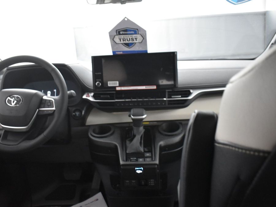 New 2025 Toyota Sienna Hybrid Platinum - BraunAbility Side Entry Entry Fold Out Automatic Ramp