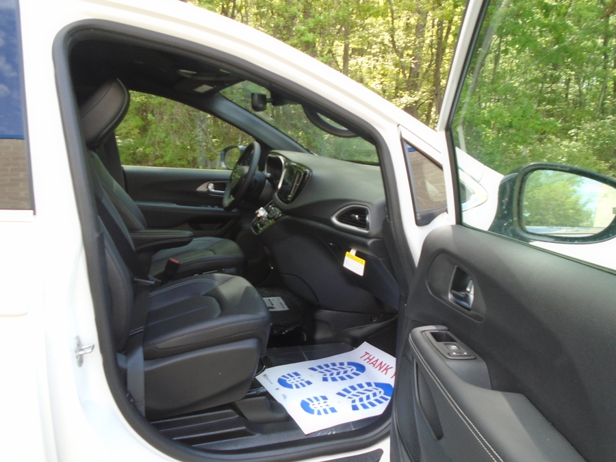 White Chrysler Voyager image number 3