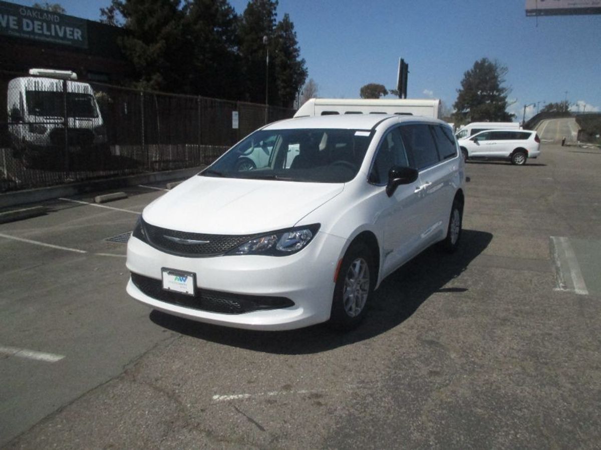 2024 CHRYSLER VOYAGER - Image 1