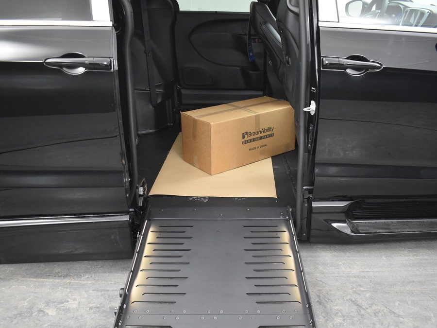 New 2026 Chrysler Pacifica Select Safety - BraunAbility Side Entry Entry Fold Out Automatic Ramp
