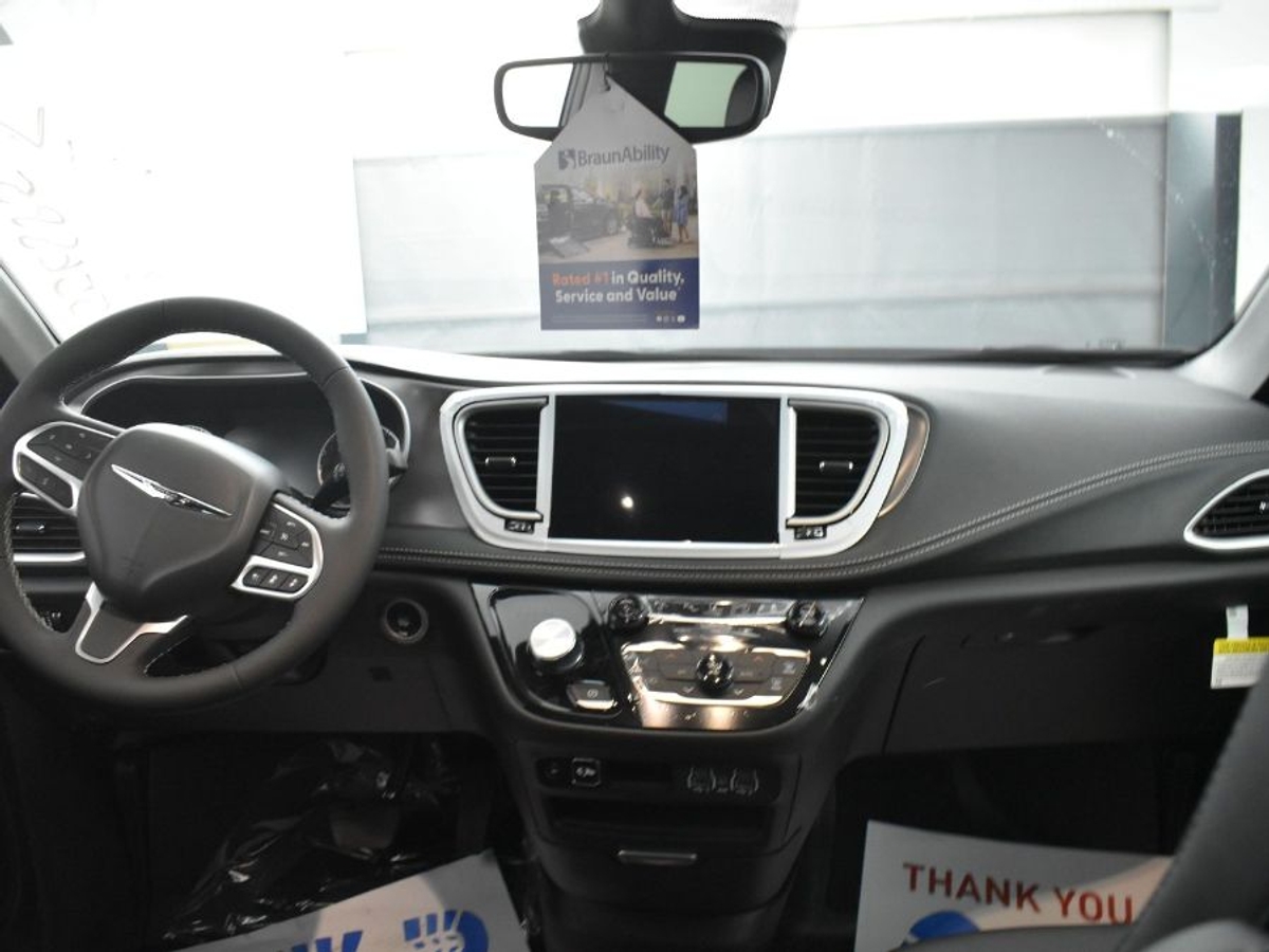 Black Chrysler Pacifica image number 12