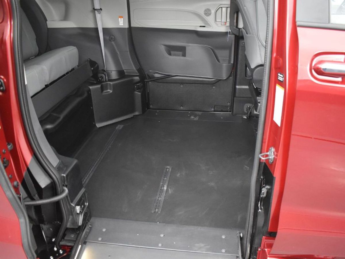 Red Toyota Sienna image number 2