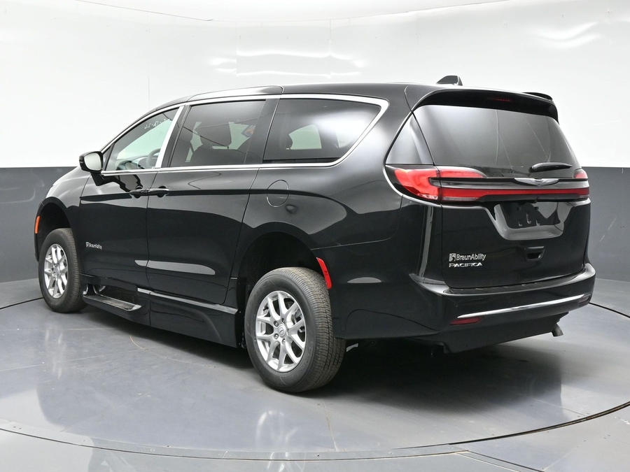 Black Chrysler Pacifica image number 4