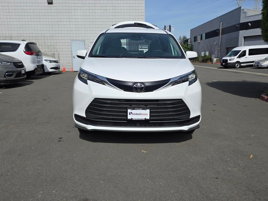 New 2026 Toyota Sienna Hybrid LE - Vantage Mobility Commercial Rear Entry Entry Fold Out Manual Ramp