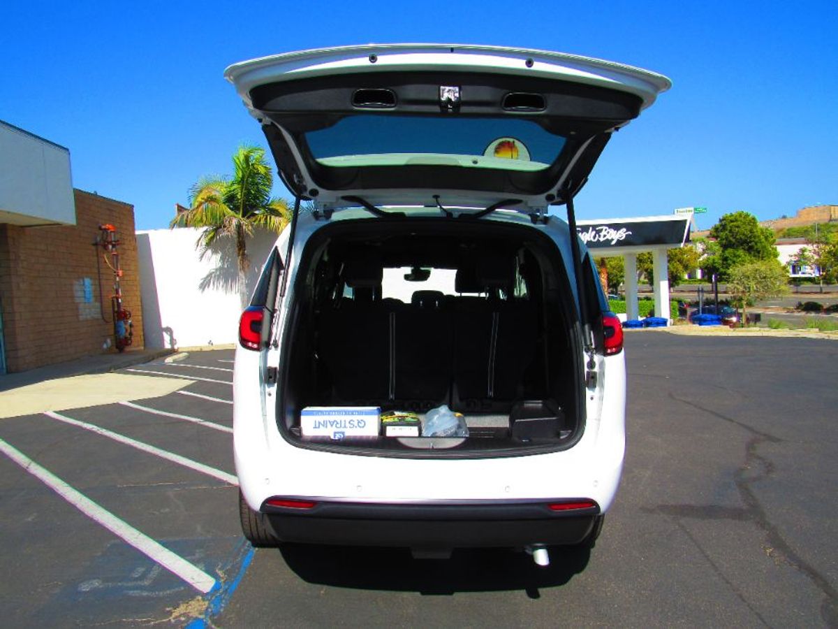 White Chrysler Pacifica image number 8