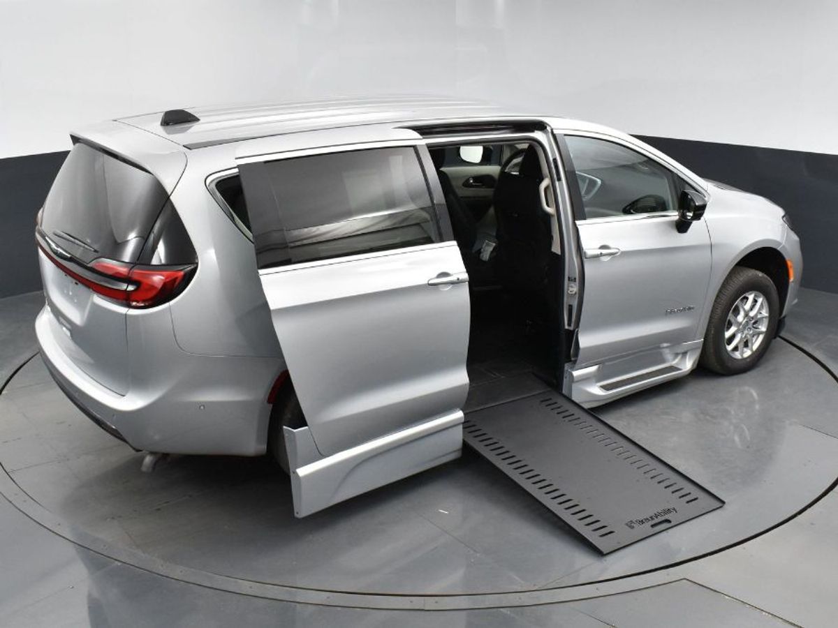 Silver Chrysler Pacifica image number 16