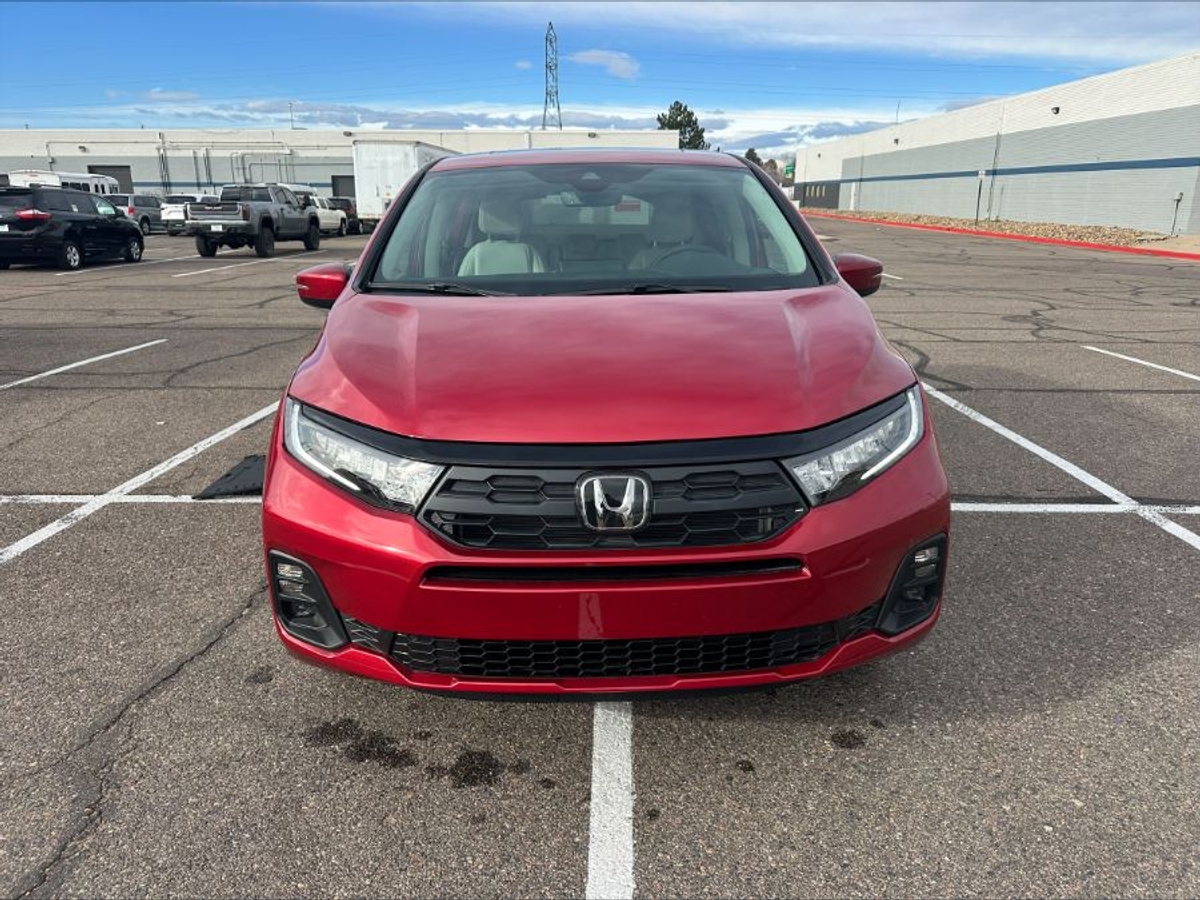 Red Honda Odyssey image number 10