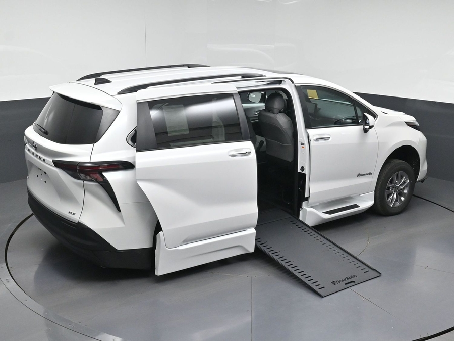 White Toyota Sienna image number 24
