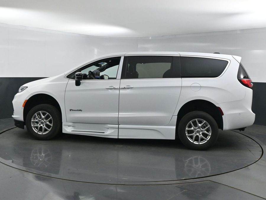 New 2025 Chrysler Pacifica Select Plus - BraunAbility Side Entry Entry Fold Out Automatic Ramp