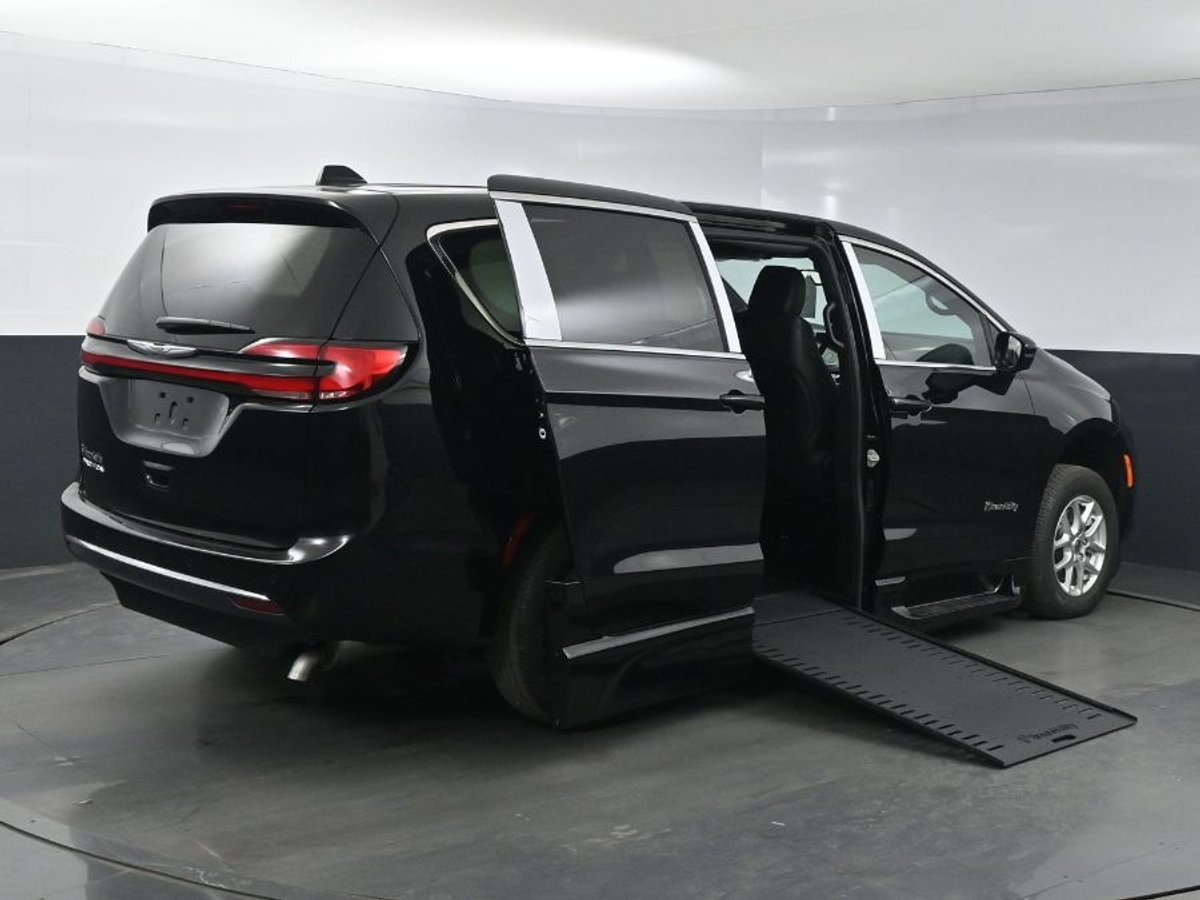 Black Chrysler Pacifica image number 6