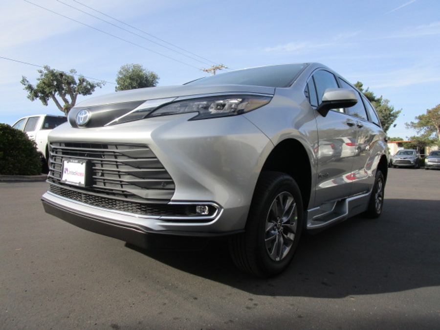 New 2025 Toyota Sienna Hybrid XLE Plus - BraunAbility Side Entry Entry Fold Out Automatic Ramp