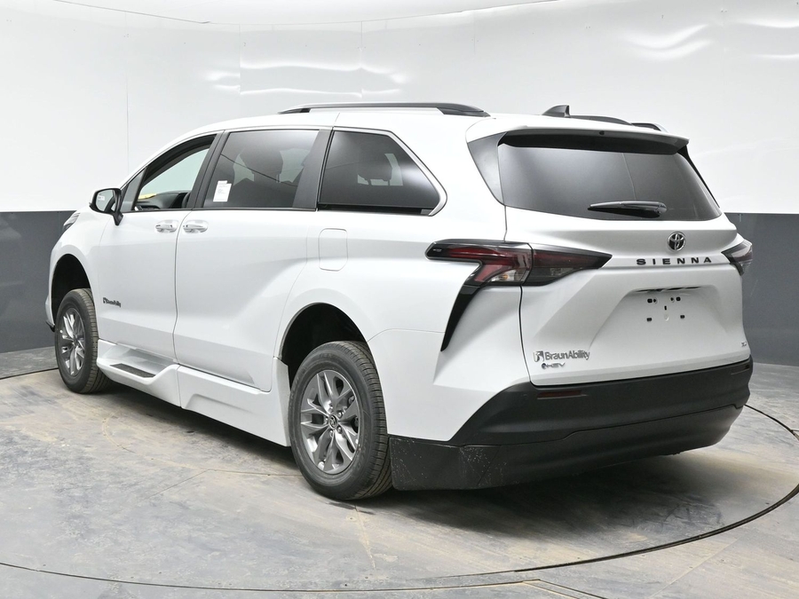 New 2026 Toyota Sienna Hybrid XLE Base - BraunAbility Side Entry Entry Fold Out Automatic Ramp