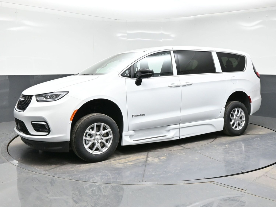 New 2026 Chrysler Pacifica Select Safety - BraunAbility Side Entry Entry Fold Out Automatic Ramp