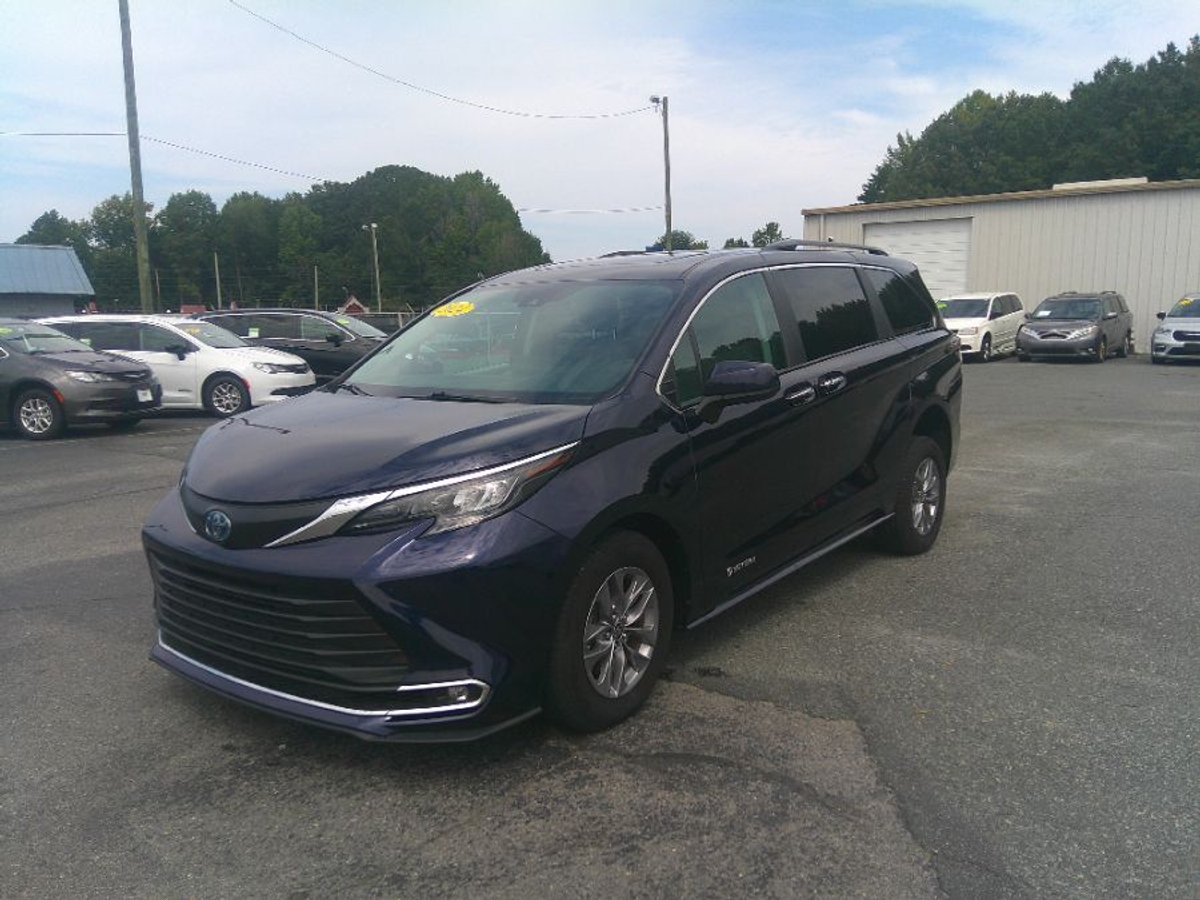 Blue Toyota Sienna image number 2