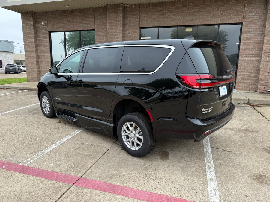 Black Chrysler Pacifica image number 3