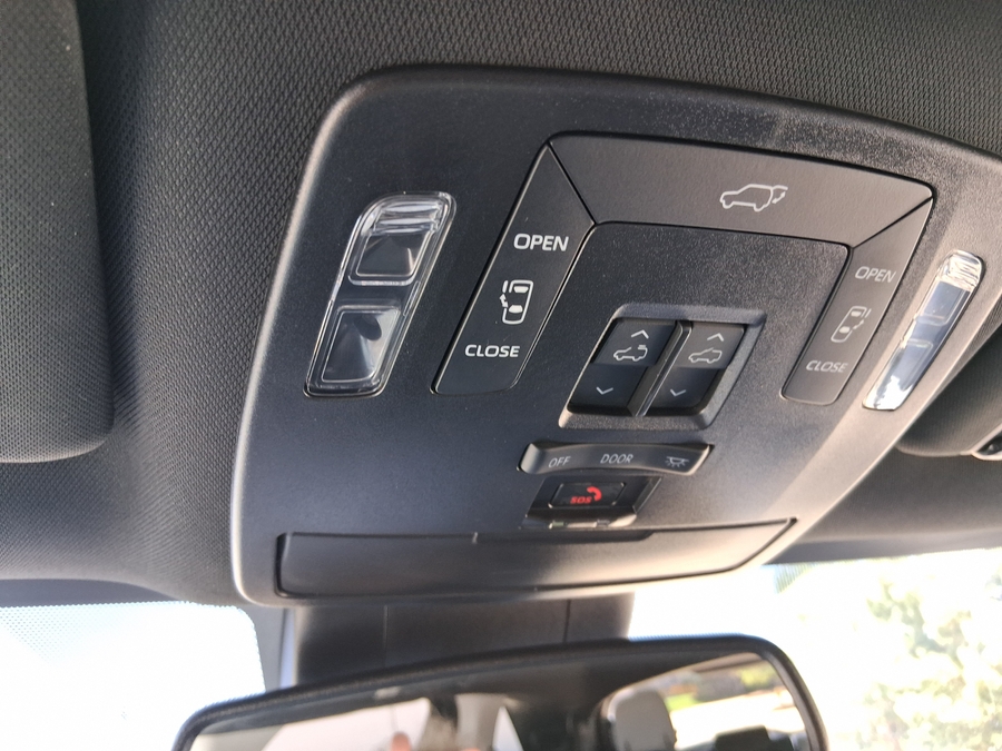 Blue Toyota Sienna image number 22