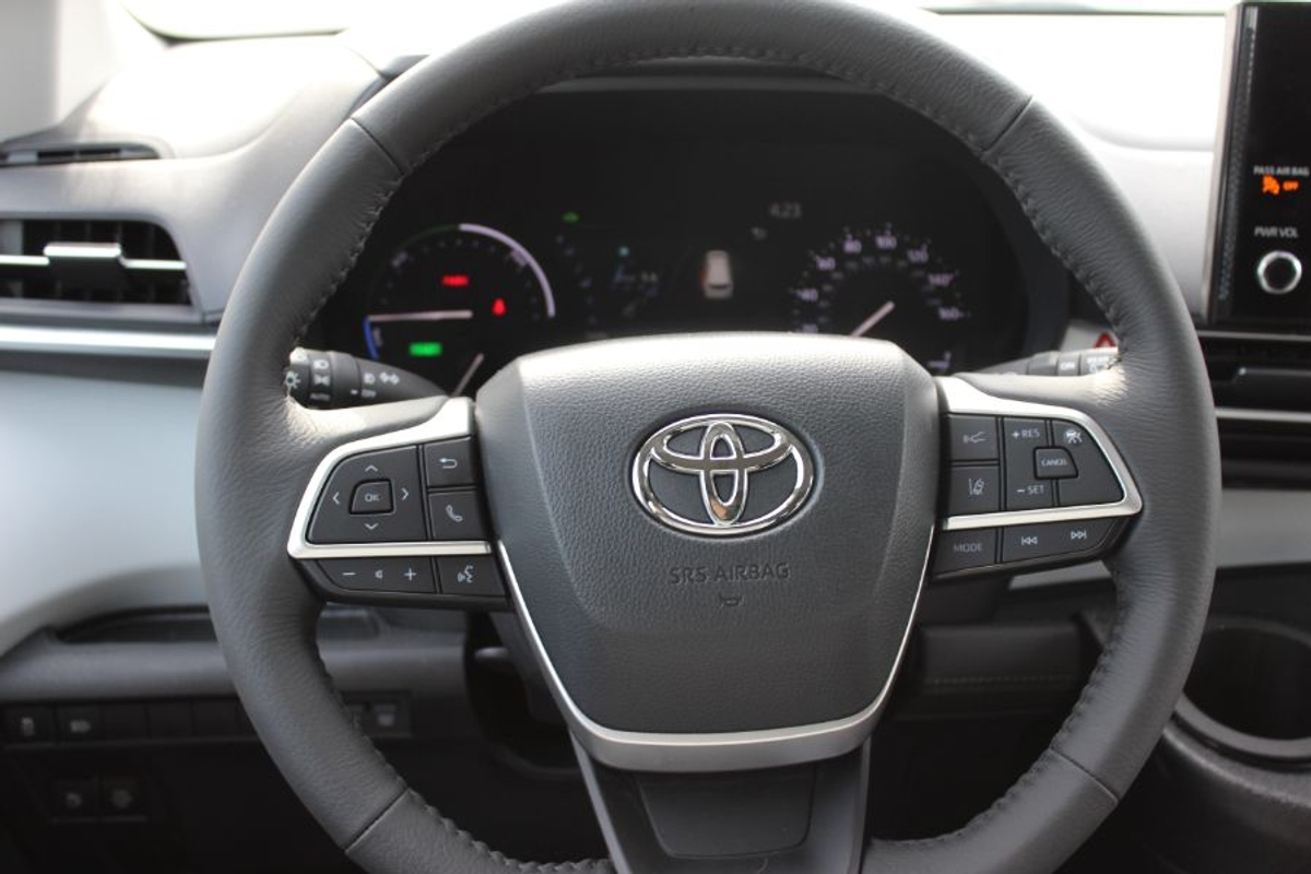 2025 TOYOTA SIENNA - Image 17