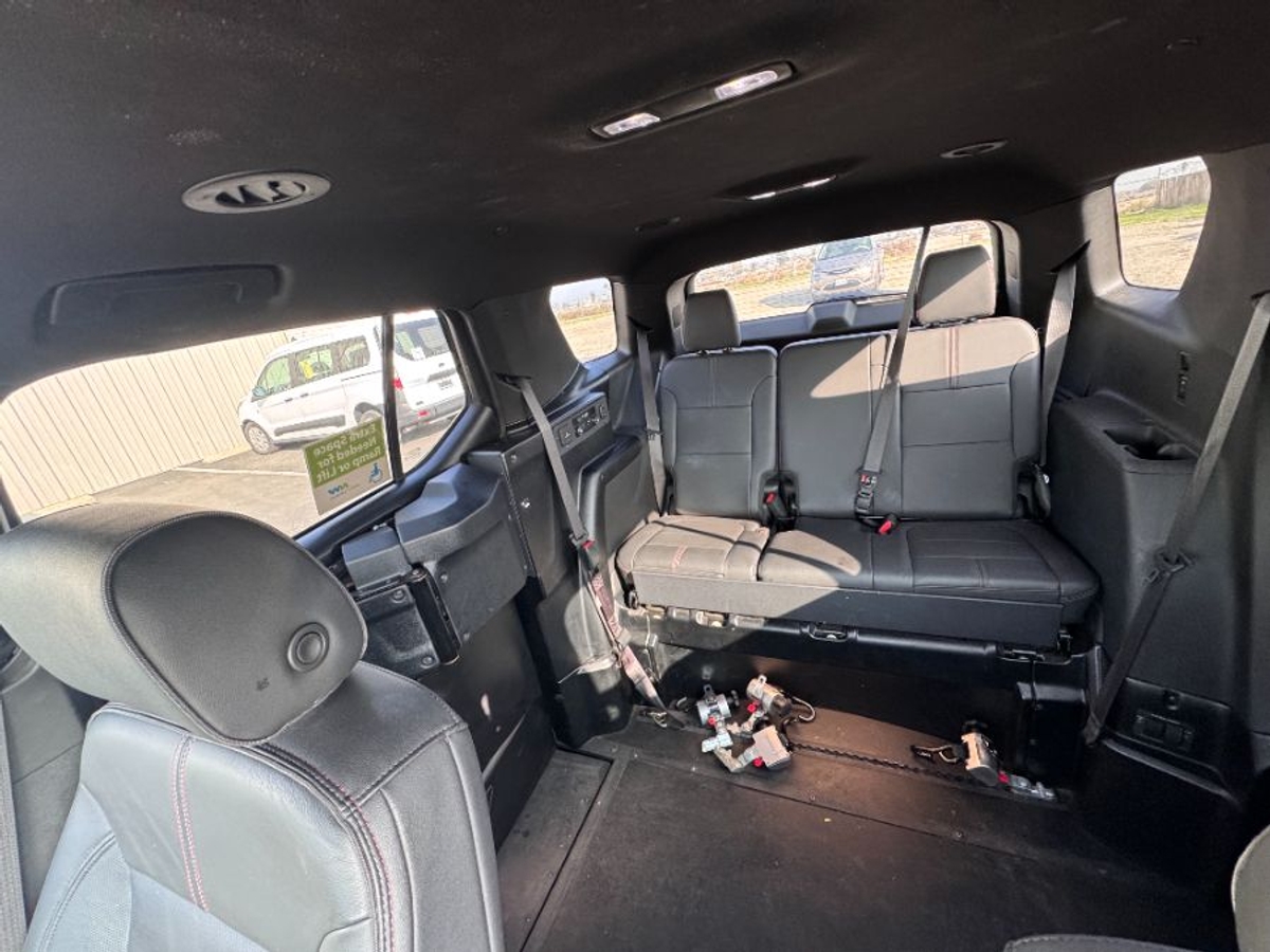 White Chevrolet Traverse image number 1