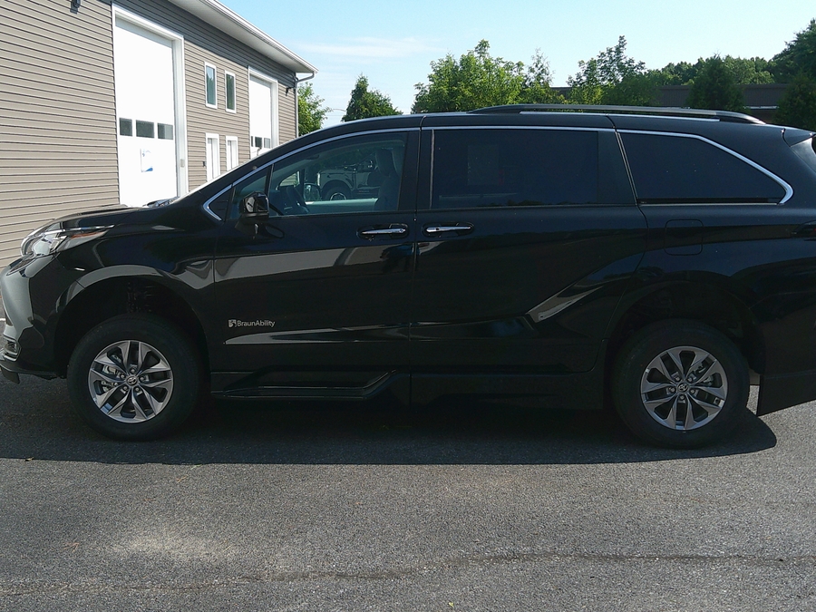 Black Toyota Sienna image number 3