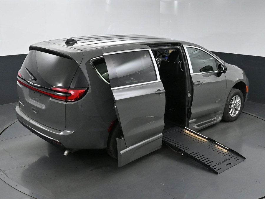 New 2025 Chrysler Pacifica Select Safety - BraunAbility Side Entry Entry Fold Out Automatic Ramp