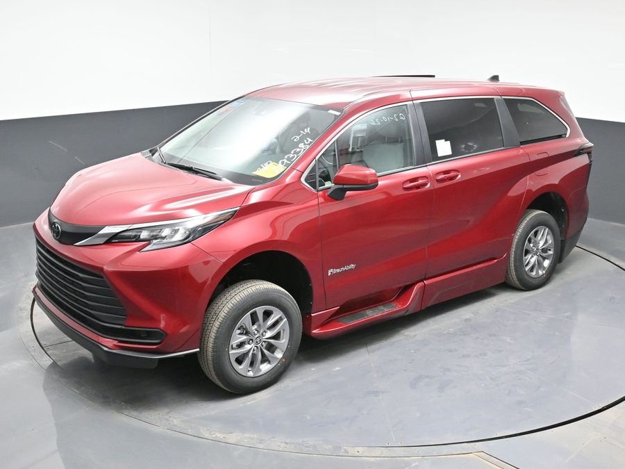New 2026 Toyota Sienna Hybrid LE - BraunAbility Side Entry Fold Out Automatic Ramp