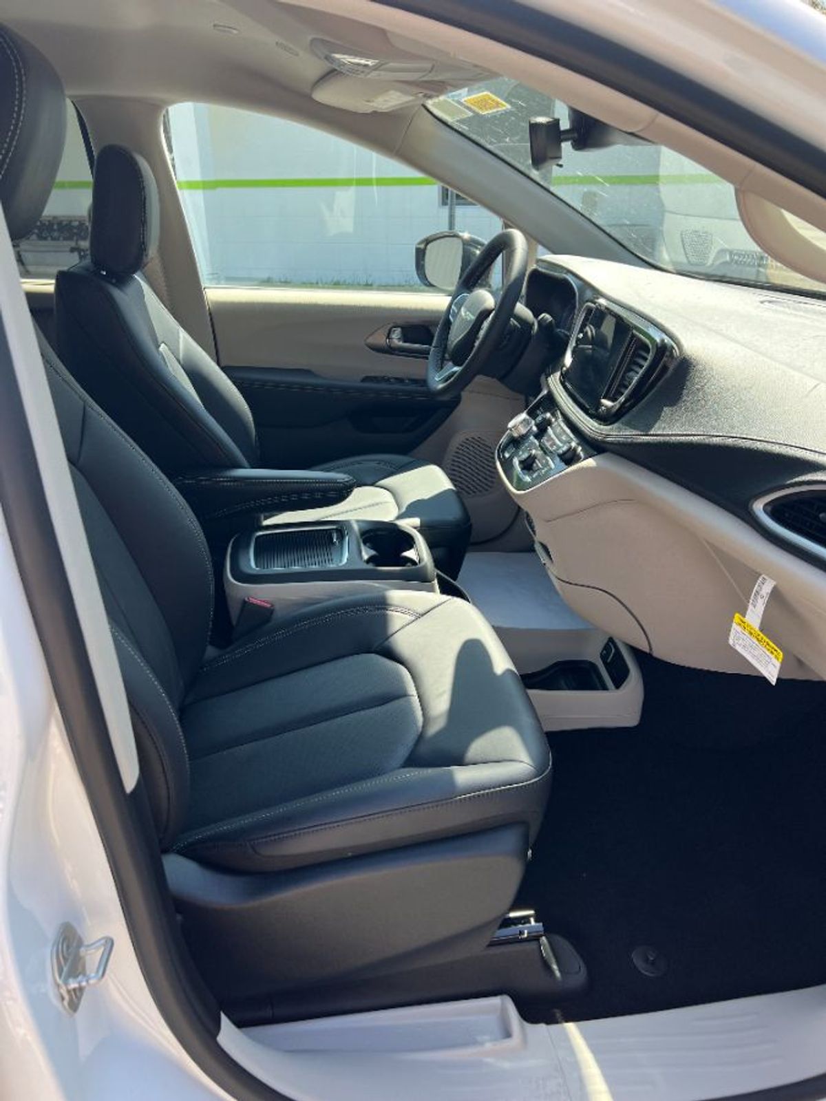 2024 CHRYSLER PACIFICA - Image 11