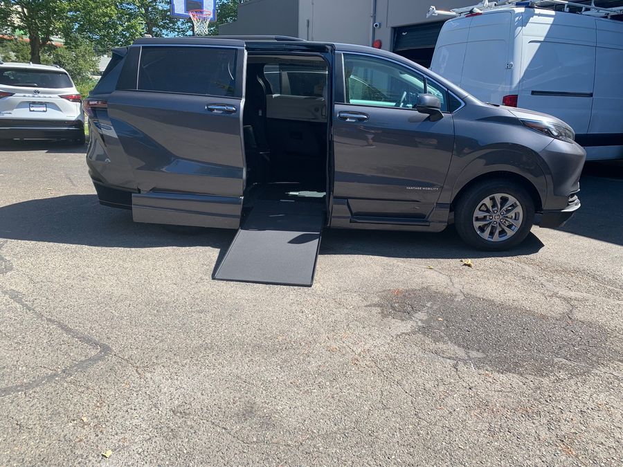 New 2025 Toyota Sienna Hybrid XLE Plus - VMI Side Entry Entry In Floor Automatic Ramp