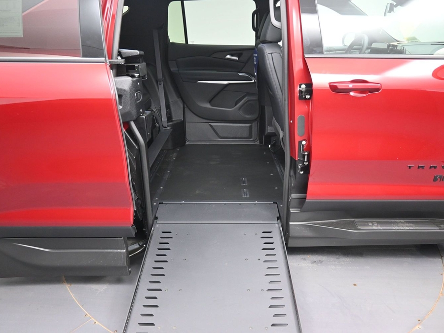 New 2026 Chevrolet Traverse 1LT Midnight - BraunAbility Side Entry In Floor Automatic Ramp