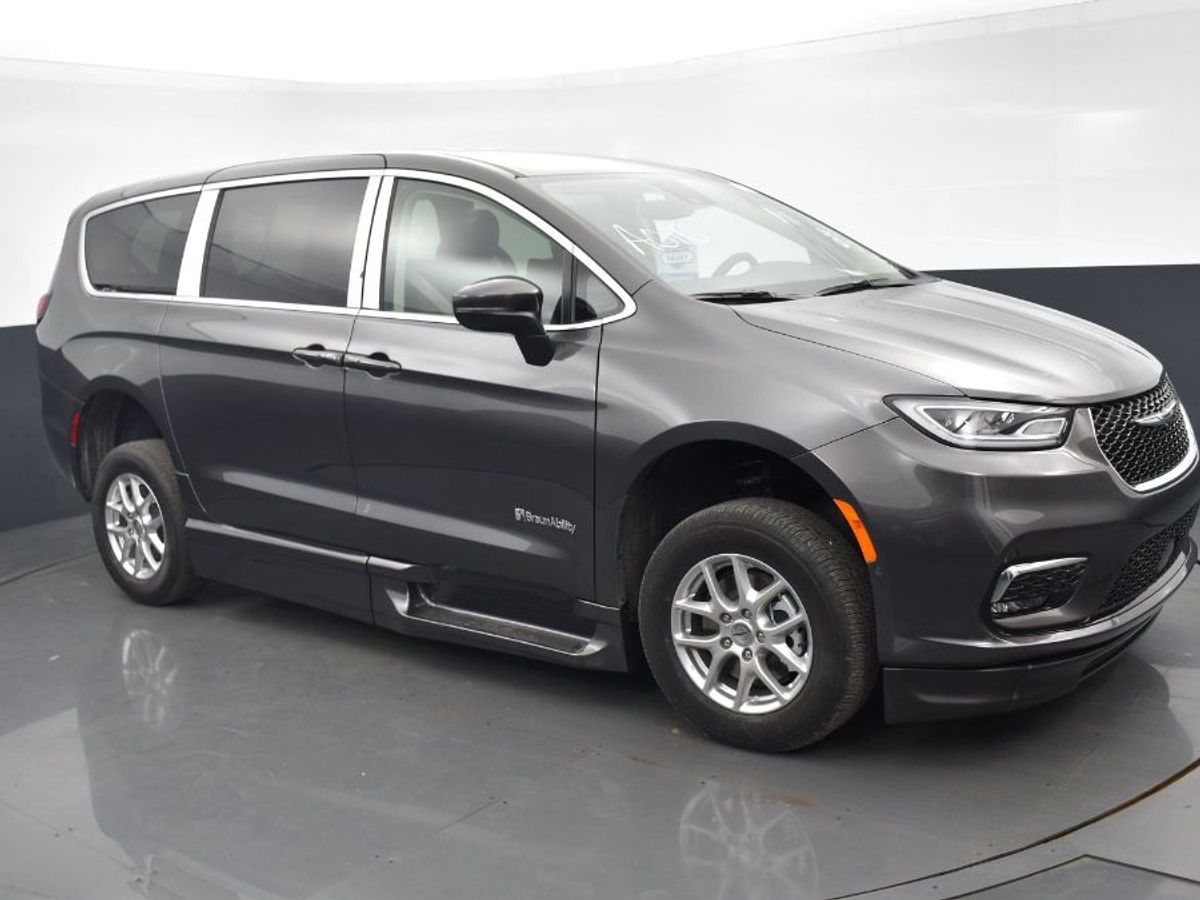 Grey Chrysler Pacifica image number 20