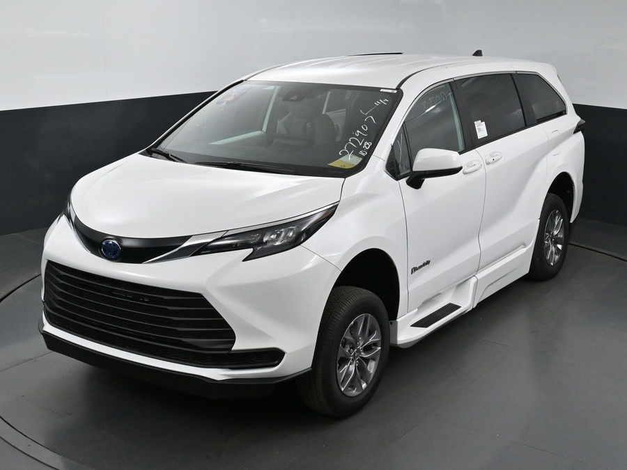 New 2025 Toyota Sienna Hybrid LE - BraunAbility Side Entry Entry Fold Out Automatic Ramp