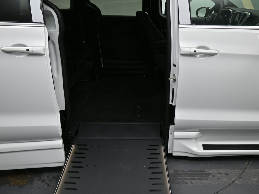 New 2025 Chrysler Pacifica Select Plus - BraunAbility Side Entry Entry In Floor Automatic Ramp
