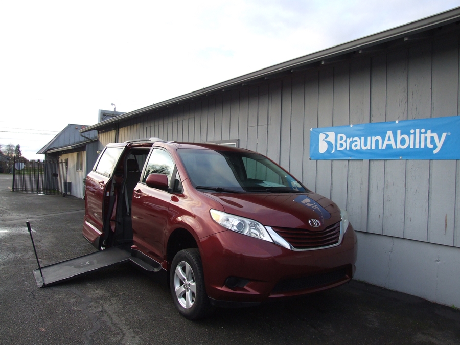 Used 2015 Toyota Sienna LE - VMI Side Entry Entry In Floor Manual Ramp