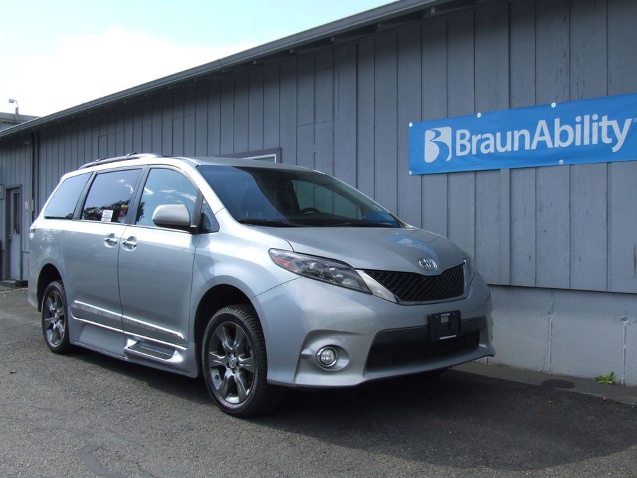 Used 2015 Toyota Sienna SE - Revability Side Entry Entry Fold Out Automatic Ramp