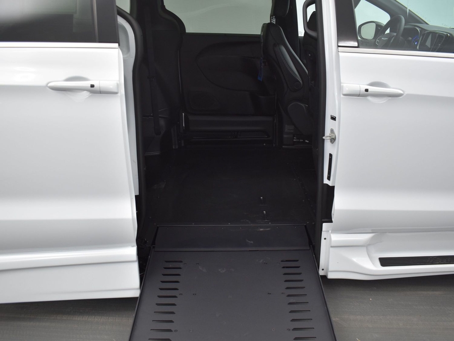 New 2025 Chrysler Pacifica Select Safety - BraunAbility Side Entry Entry In Floor Automatic Ramp