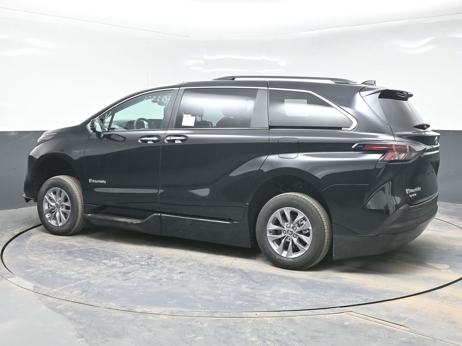 Black Toyota Sienna image number 3