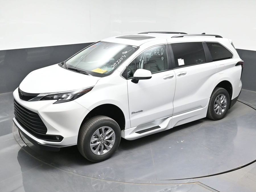 White Toyota Sienna image number 20