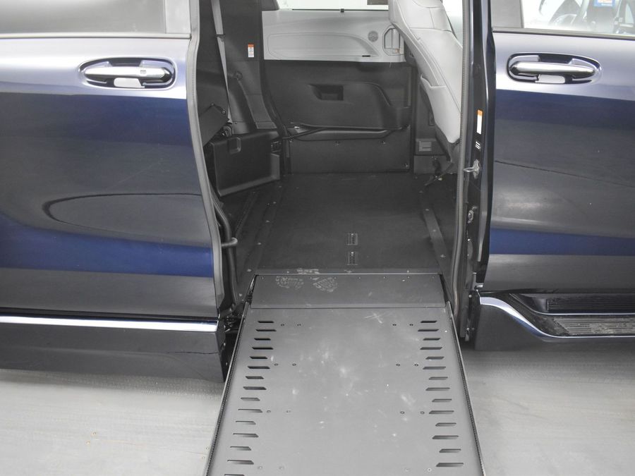 New 2025 Toyota Sienna Hybrid XLE Base - BraunAbility Side Entry Entry In Floor Automatic Ramp