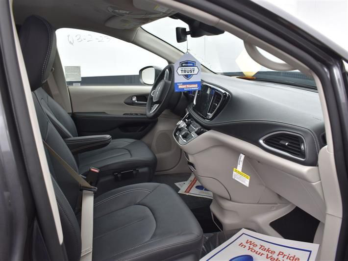 2022 CHRYSLER PACIFICA - Image 2