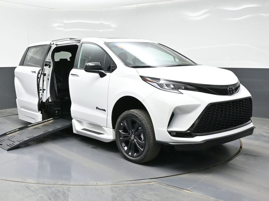 New 2026 Toyota Sienna Hybrid XSE Sport - BraunAbility Side Entry Entry Fold Out Automatic Ramp