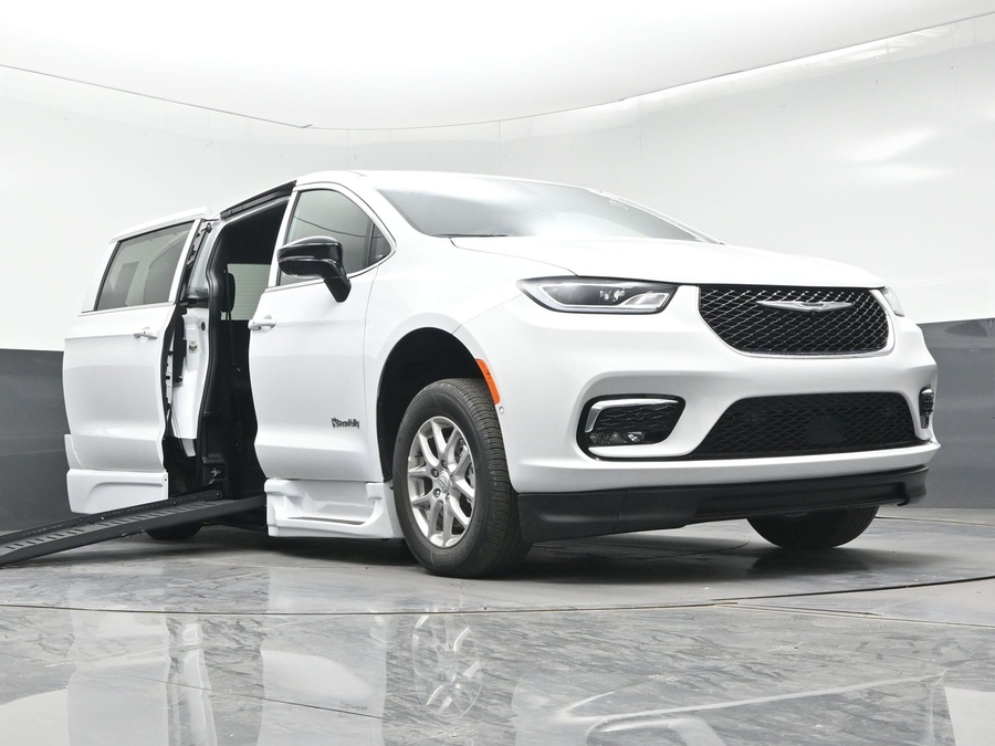 White Chrysler Pacifica image number 15