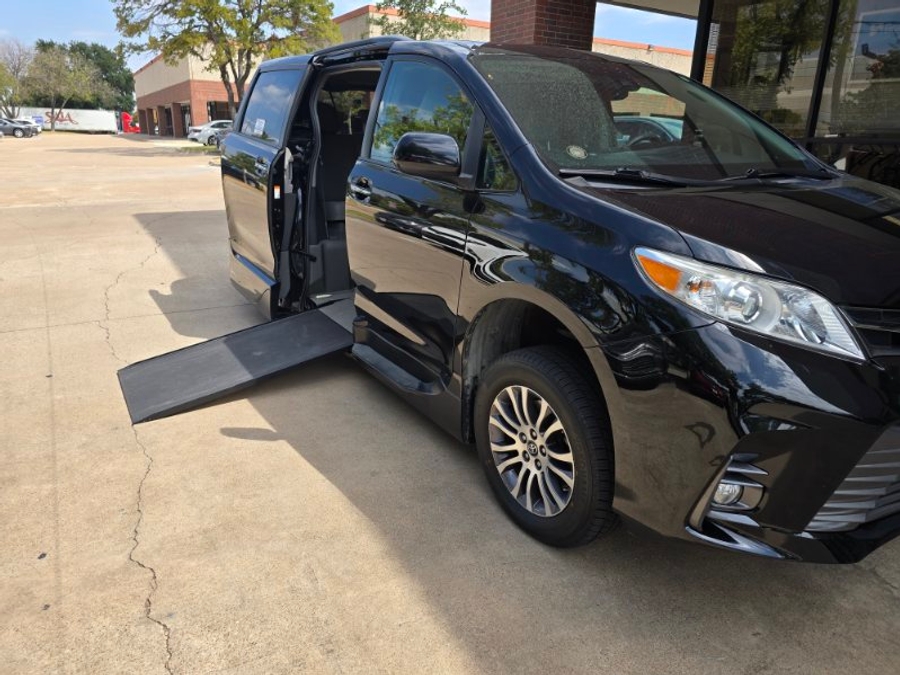 Used 2018 Toyota Sienna XLE - VMI Side Entry In Floor Automatic Ramp