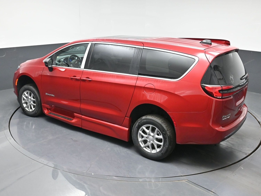 New 2026 Chrysler Pacifica Select Plus - BraunAbility Side Entry In Floor Automatic Ramp