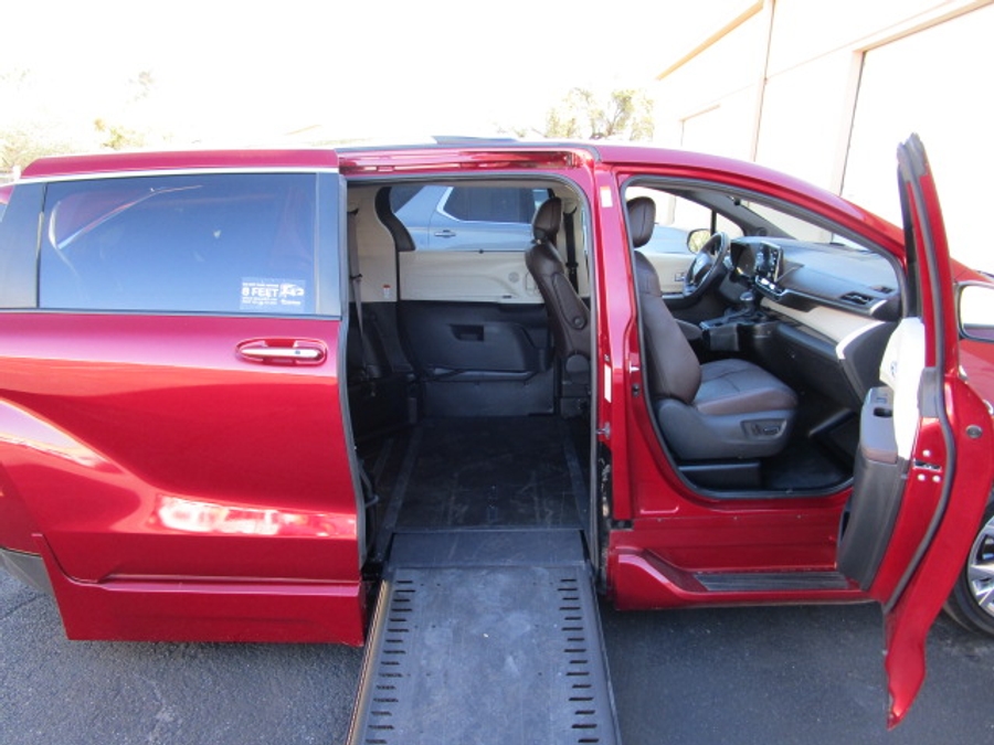 Used 2022 Toyota Sienna Hybrid Platinum - BraunAbility Side Entry Entry In Floor Automatic Ramp