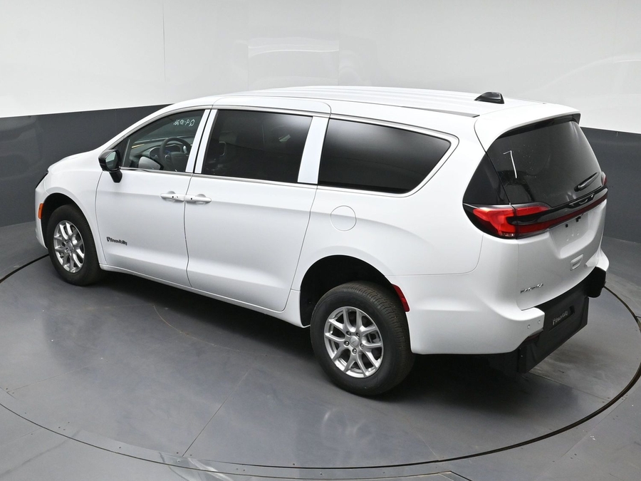 White Chrysler Pacifica image number 22
