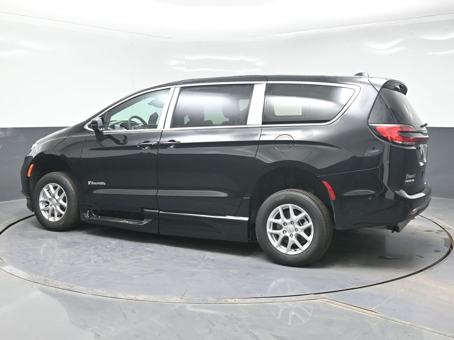 Black Chrysler Pacifica image number 3